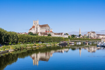 Les bords de l' Yonne dans la ville d' Auxerre le matin