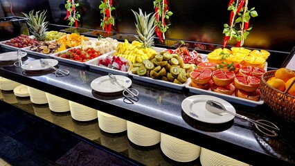 Un buffet de fruits dans un restaurant à volonté
