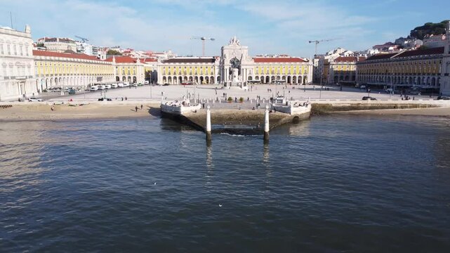 O Terreiro do Pa&ccedil;o, tamb&eacute;m conhecido como Pra&ccedil;a do Com&eacute;rcio, &eacute; uma das pra&ccedil;as mais emblem&aacute;ticas de Lisboa e de Portugal. Situada &agrave; beira do rio Tejo.