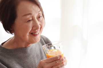 ジュースを飲むシニア女性