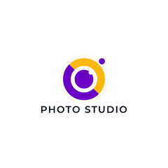 Obraz premium ILLUSTRATION PHOTOGRAPHY ABSTRACT CAMERA LENS PURPLE ORANGE COLOR SIMPLE ROUGH LOGO ICON TEMPLATE DESIGN ELEMENT VECTOR. GOOD FOR PHOTO STUDIO, APPS