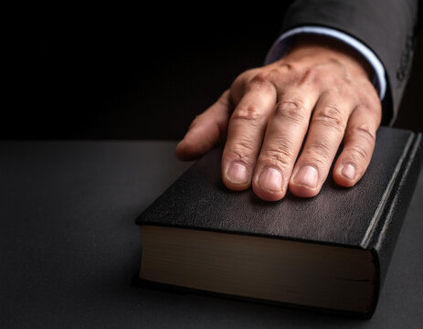 Juramento sobre la biblia con la mano izquierda
