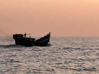Obraz premium fishing boat at sunset