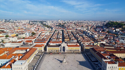 Obraz premium Uma imagem icónica do Terreiro do Paço (também conhecido como Praça do Comércio), situada na Baixa Pombalina, em Lisboa. A ampla praça está rodeada por majestosos edifícios de cor amarela com arcadas 