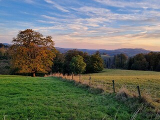 Abendhimmel im Herbst, Blick in den Harz bei Sankt Andreasberg im Oberharz Richtung Sankt Andreasberg und Osterode am Harz, Niedersachsen