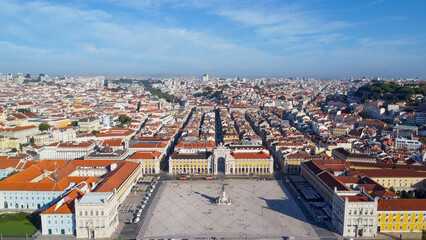 Uma imagem ic&oacute;nica do Terreiro do Pa&ccedil;o (tamb&eacute;m conhecido como Pra&ccedil;a do Com&eacute;rcio), situada na Baixa Pombalina, em Lisboa. A ampla pra&ccedil;a est&aacute; rodeada por majestosos edif&iacute;cios de cor amarela com arcadas 