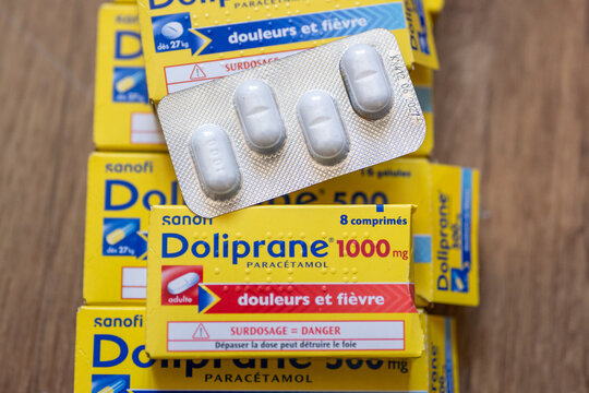 Des boites de doliprane du laboratoire Opella du groupe de fabricants de medicaments et de chimie Sanofi