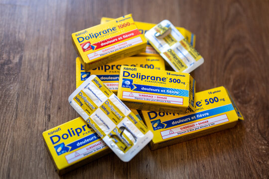 Des boites de doliprane du laboratoire Opella du groupe de fabricants de medicaments et de chimie Sanofi