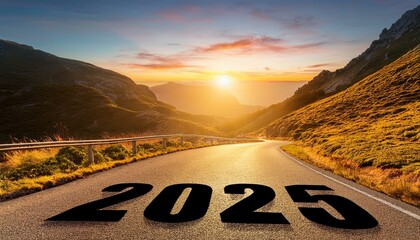 Bonne année 2025 : concept de nouvelle année 2025 avec un lever de soleil sur une route dans le désert désert et les chiffres 2025.	