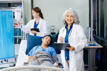 Obraz premium Hospital Ward Male and Male Professional Asian Doctors Talk with a Patient, Give Health Care Advice,