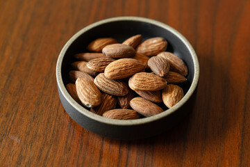 小皿に乗せた1日分のローストアーモンド