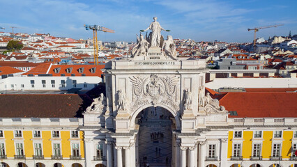 Uma imagem ic&oacute;nica do Terreiro do Pa&ccedil;o (tamb&eacute;m conhecido como Pra&ccedil;a do Com&eacute;rcio), situada na Baixa Pombalina, em Lisboa. A ampla pra&ccedil;a est&aacute; rodeada por majestosos edif&iacute;cios de cor amarela com arcadas 