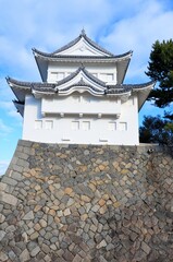 青空と石垣と白亜の城郭（名古屋城 西南隅櫓）