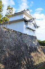 Fototapeta premium 青空と石垣と白亜の城郭（名古屋城 東南隅櫓）