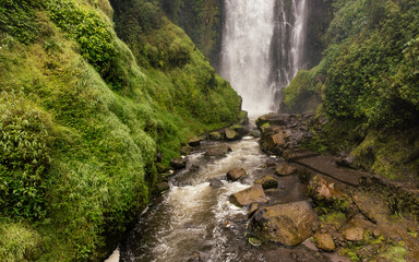 Dron cascada de Peguche, Otavalo © Michael