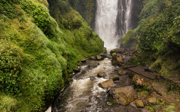 Dron cascada de Peguche, Otavalo