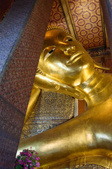 Obraz premium Wat Pho temple. Big Reclining golden Buddha statue (Phra Buddhasaiyas). Bangkok. Thailand.