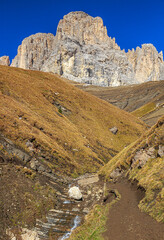 Weite Wiesenlandschaft vor eindrucksvoller Bergkulisse am Sellajoch unter klarem Himmel, Südtirol,...