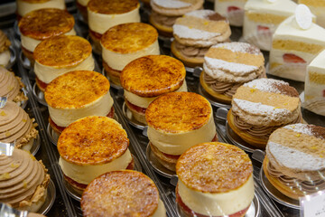 ショーケースに並ぶケーキ、ケーキ屋、パティスリー