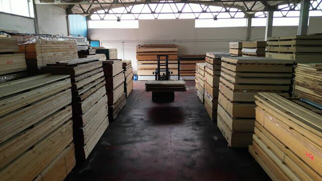 drone, movimentazione con muletto in deposito legname