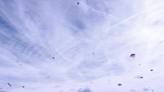 viele farbenfrohe Winddrachen tanzen im leichten Wind an herstlichem leicht bew&ouml;lktem Himmel, Drachensteigen, Windvogel, Drachenflugger&auml;t, bunt, Drachen basteln