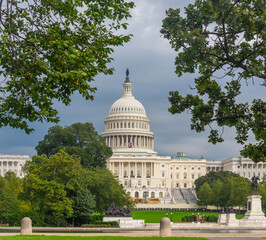 Fototapeta premium United States Capitol under an overcast sky