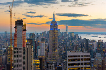 Naklejka premium New York skyline with the Empire State Building as the main subject at sunset