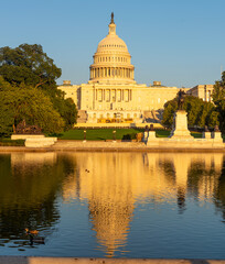 Obraz premium United States Capitol reflected on the water at dusk