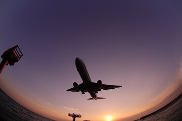 飛び立つ飛行機の影