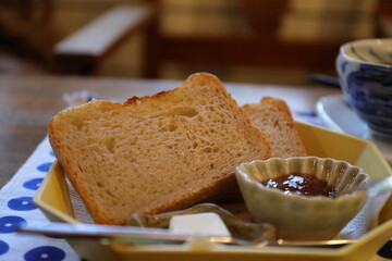 テーブルの上のパン