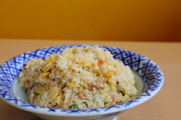 テーブルの上のチャーハン