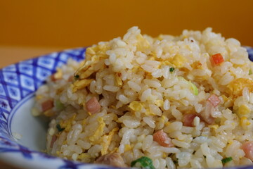 テーブルの上のチャーハン