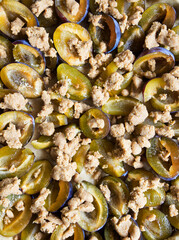 Hintergrund_Pflaumenkuchen__Zwetschgenkuchen_Obstkuchen mit Streuseln