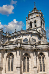 Fotografía vertical lado este de la catedral gótica de Lugo, España. Con cielo editado