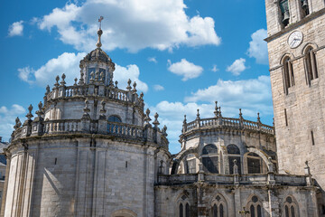 Vista exterior capilla de la virgen de ojos grandes y campanario catedral gótica de Lugo, España. Con cielo editado