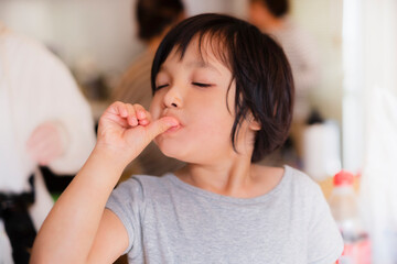 親指をしゃぶる女の子
