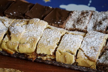 Sliced ​​strudel and buns on a tray.
