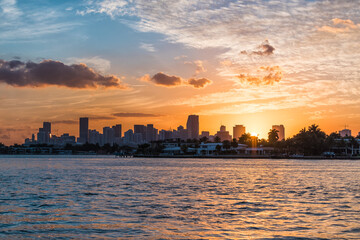 Obraz premium Miami skyline sunset of downtown Florida cityscape city by Venetian causeway bridge, residential houses buildings skyscrapers