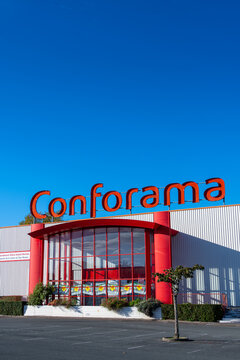 Anglet, France - 13 octobre 2024: Entr&eacute;e d'un magasin Conforama. Conforama est une cha&icirc;ne fran&ccedil;aise de magasins de mobilier et d'objets de d&eacute;coration
