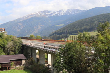 Baustelle auf der Autobahnbrücke.