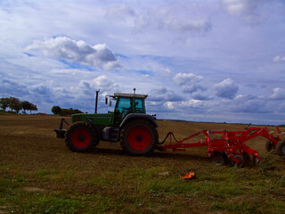 Feldbearbeitung mit dem Traktor nach der Maisernte