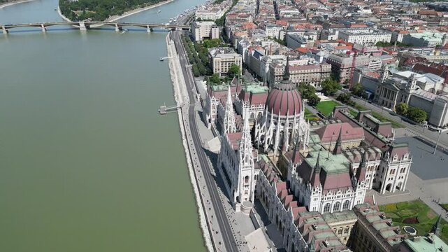 Vue a&eacute;rienne panoramique de la ville capitale Budapest avec parlement hongrois Orsz&aacute;gh&aacute;z gothique en bord de rivi&egrave;re Danube, Hongrie, Europe
