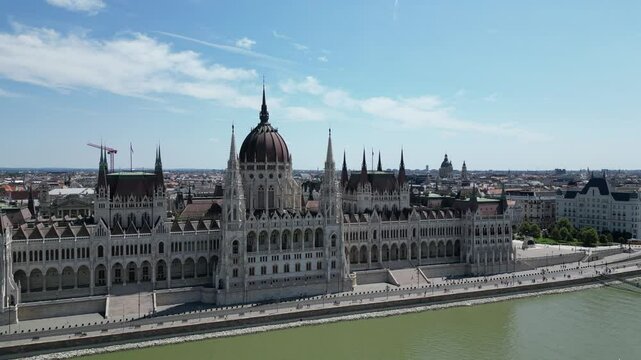 Vue a&eacute;rienne panoramique de la ville capitale Budapest avec parlement hongrois Orsz&aacute;gh&aacute;z gothique en bord de rivi&egrave;re Danube, Hongrie, Europe
