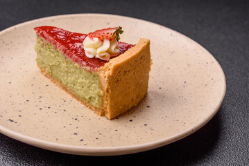 No baked sweet strawberry cheesecake with pistachio and cream cheese