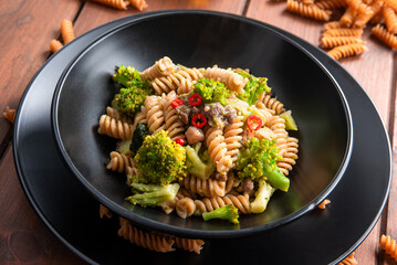 Pasta con broccoli e salsiccia, cibo italiano 