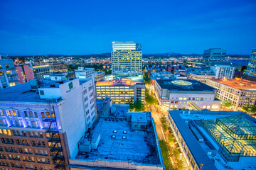 Obraz premium Portland, Oregon - August 19, 2017: Night view of city streets and buildings