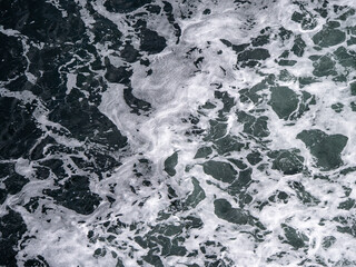 Blick von oben auf Wasser mit Schaumkronen