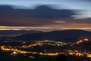 nocny widok na miasteczko
