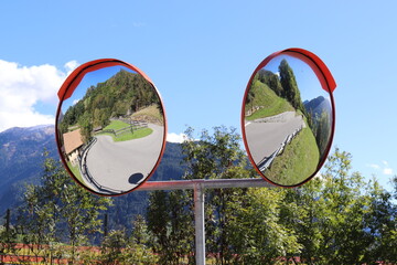 Verkehrsspiegel in den Bergen.