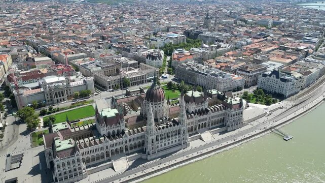 Vue a&eacute;rienne panoramique de la ville capitale Budapest avec parlement hongrois Orsz&aacute;gh&aacute;z gothique en bord de rivi&egrave;re Danube, Hongrie, Europe
